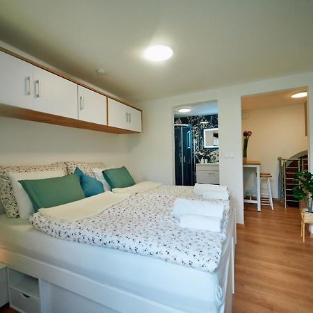 Apartment Fuer 2 Erwachsene Und 2 Kinder, Ausgestattet Mit Einem Weinkeller Und Einem Kleinen Hof - Self-Made Fruehstueck Inbegriffen เร็ทซ์ ภายนอก รูปภาพ